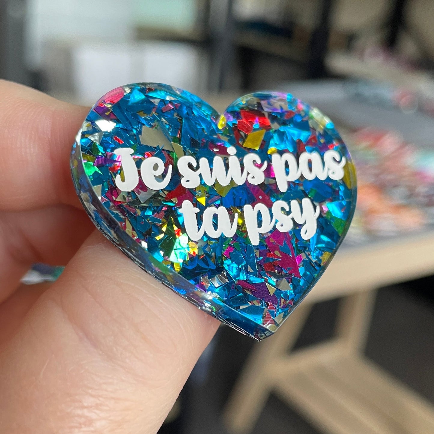 [CONTRÔLE TECHNIQUE] Broche "Je suis pas ta psy" en acrylique transparente à gros confettis bleus et multicolores