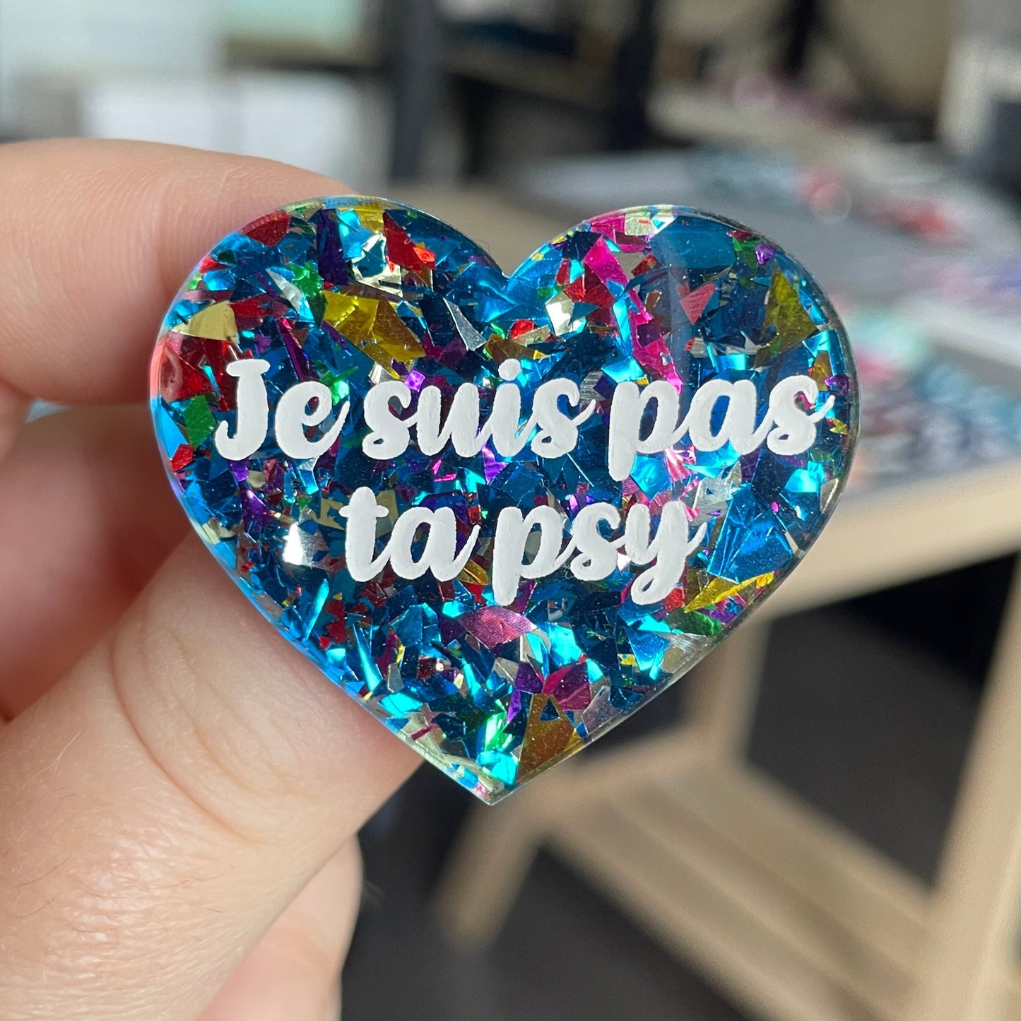 [CONTRÔLE TECHNIQUE] Broche "Je suis pas ta psy" en acrylique transparente à gros confettis bleus et multicolores