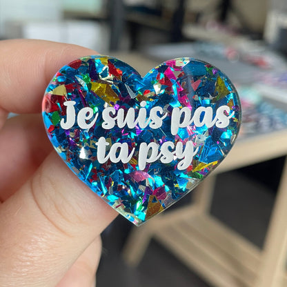 [CONTRÔLE TECHNIQUE] Broche "Je suis pas ta psy" en acrylique transparente à gros confettis bleus et multicolores