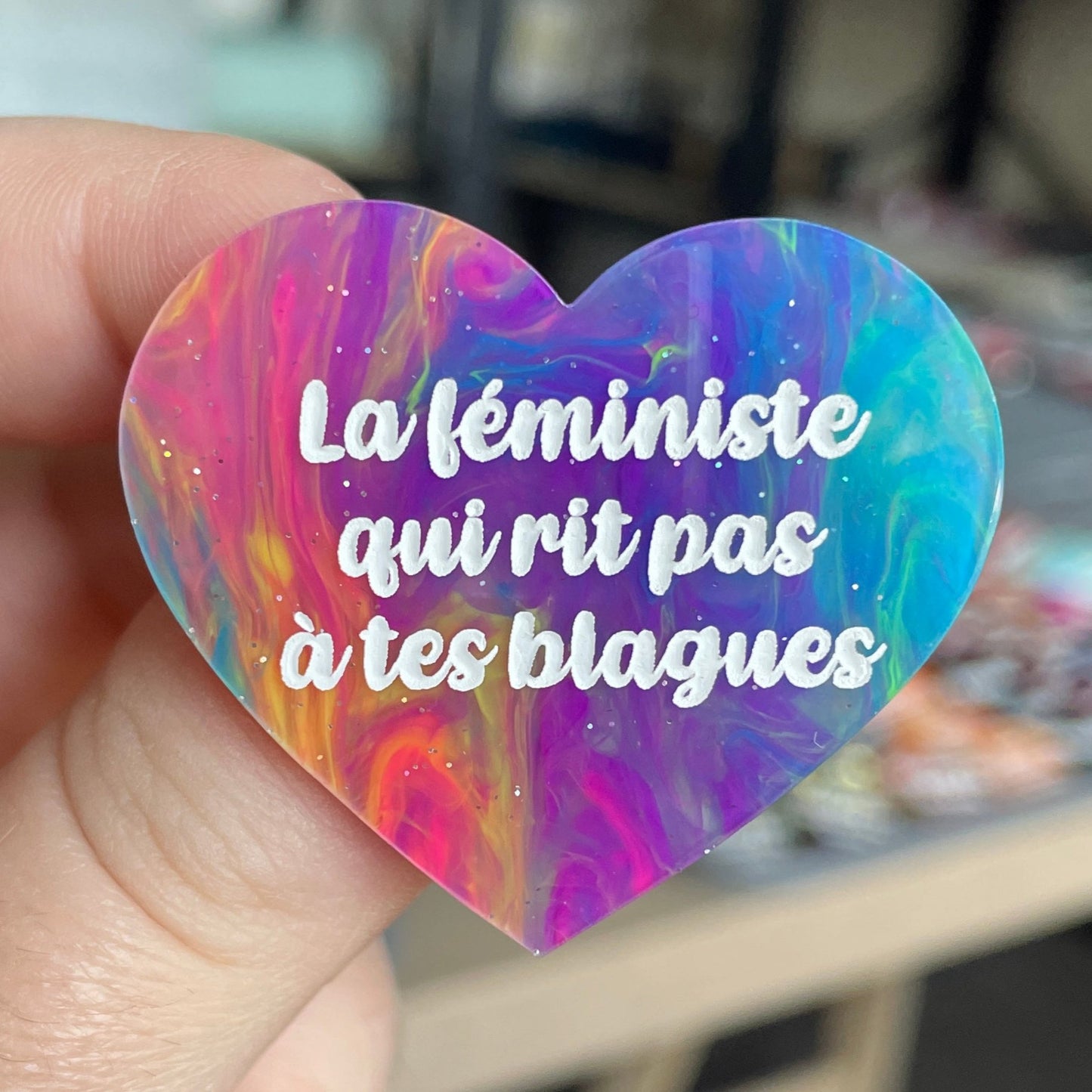 [CONTRÔLE TECHNIQUE] Broche "La féministe qui rit pas à tes blagues" en acrylique marbrée semi-transparente multicolores