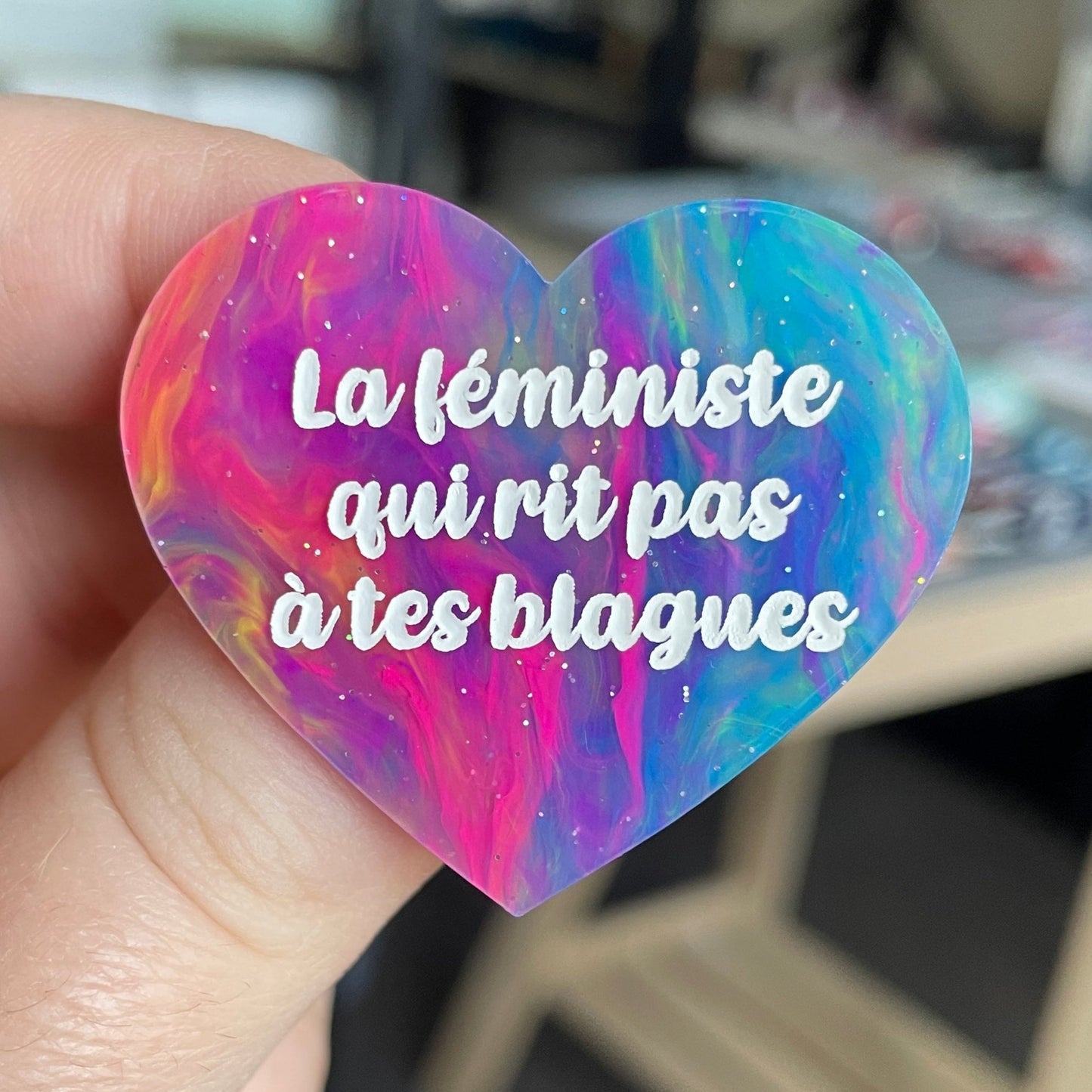 [CONTRÔLE TECHNIQUE] Broche "La féministe qui rit pas à tes blagues" en acrylique marbrée semi-transparente multicolores