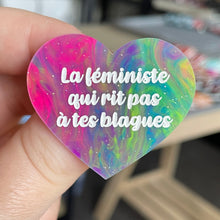 Charger l&#39;image dans la galerie, [CONTRÔLE TECHNIQUE] Broche &quot;La féministe qui rit pas à tes blagues&quot; en acrylique marbrée semi-transparente multicolores