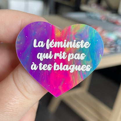 [CONTRÔLE TECHNIQUE] Broche "La féministe qui rit pas à tes blagues" en acrylique marbrée semi-transparente multicolores