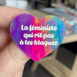 [CONTRÔLE TECHNIQUE] Broche "La féministe qui rit pas à tes blagues" en acrylique marbrée semi-transparente multicolores
