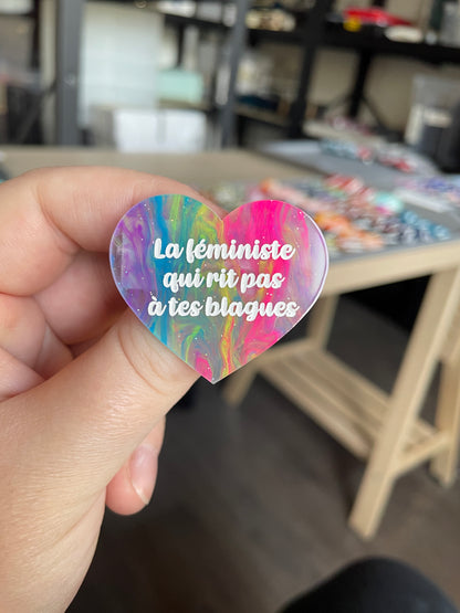 [CONTRÔLE TECHNIQUE] Broche "La féministe qui rit pas à tes blagues" en acrylique marbrée semi-transparente multicolores