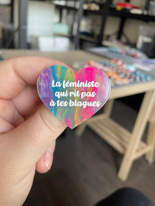 [CONTRÔLE TECHNIQUE] Broche "La féministe qui rit pas à tes blagues" en acrylique marbrée semi-transparente multicolores