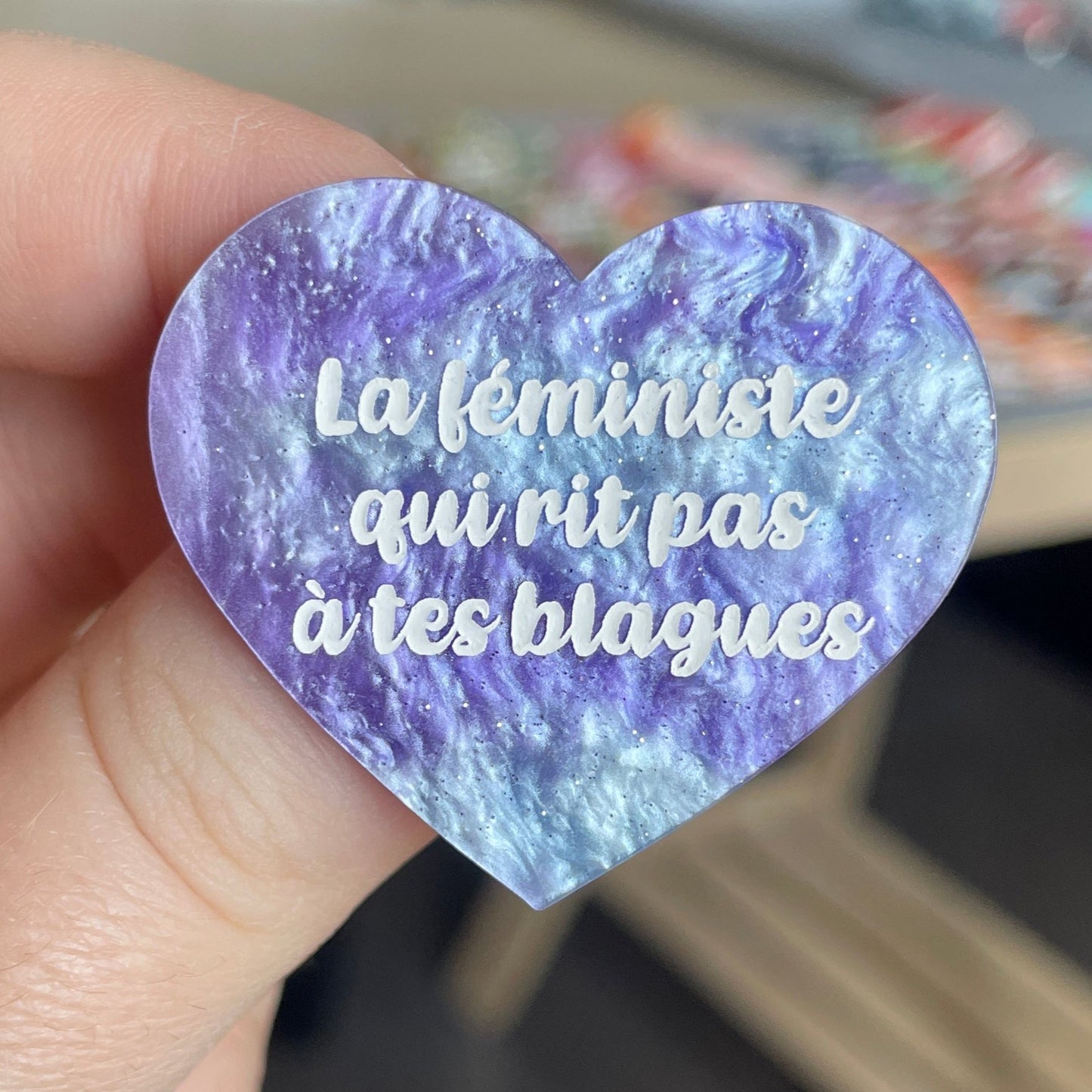 [CONTRÔLE TECHNIQUE] Broche "La féministe qui rit pas à tes blagues" en acrylique marbrée bleue et violette