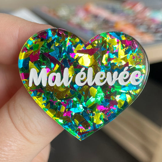 [CONTRÔLE TECHNIQUE] Broche "Mal élevée" en acrylique transparente à gros confettis verts, roses, jaunes et bleus