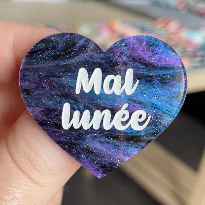 [CONTRÔLE TECHNIQUE] Broche "Mal lunée" en acrylique marbrée noire, bleue et violette à paillettes