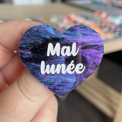 [CONTRÔLE TECHNIQUE] Broche "Mal lunée" en acrylique marbrée noire, bleue et violette à paillettes