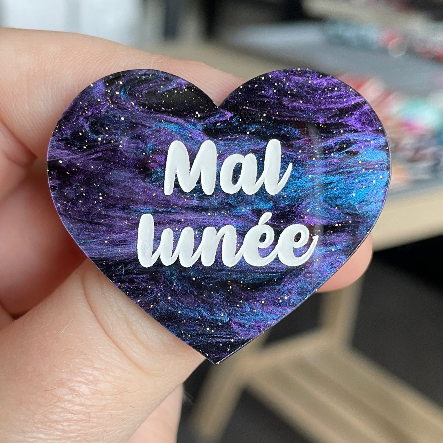 [CONTRÔLE TECHNIQUE] Broche "Mal lunée" en acrylique marbrée noire, bleue et violette à paillettes