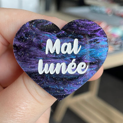 [CONTRÔLE TECHNIQUE] Broche "Mal lunée" en acrylique marbrée noire, bleue et violette à paillettes