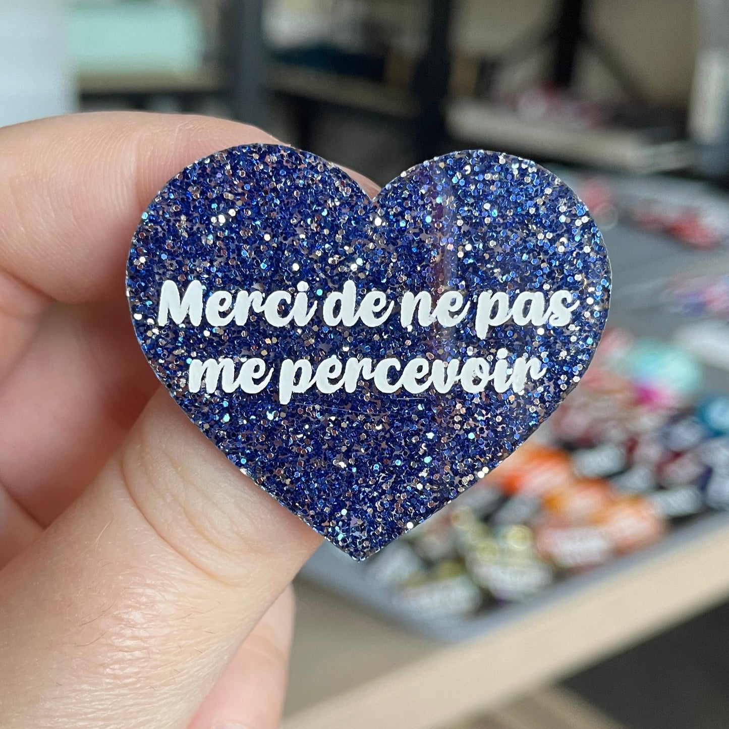 [CONTRÔLE TECHNIQUE] Broche "Merci de ne pas me percevoir" en acrylique à paillettes bleues et argentées