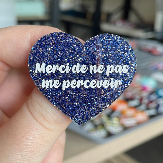 [CONTRÔLE TECHNIQUE] Broche "Merci de ne pas me percevoir" en acrylique à paillettes bleues et argentées