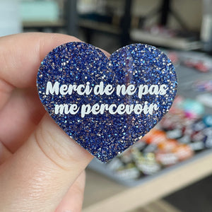 [CONTRÔLE TECHNIQUE] Broche "Merci de ne pas me percevoir" en acrylique à paillettes bleues et argentées
