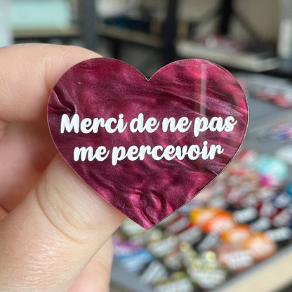 [CONTRÔLE TECHNIQUE] Broche "Merci de ne pas me percevoir" en acrylique marbrée bordeaux