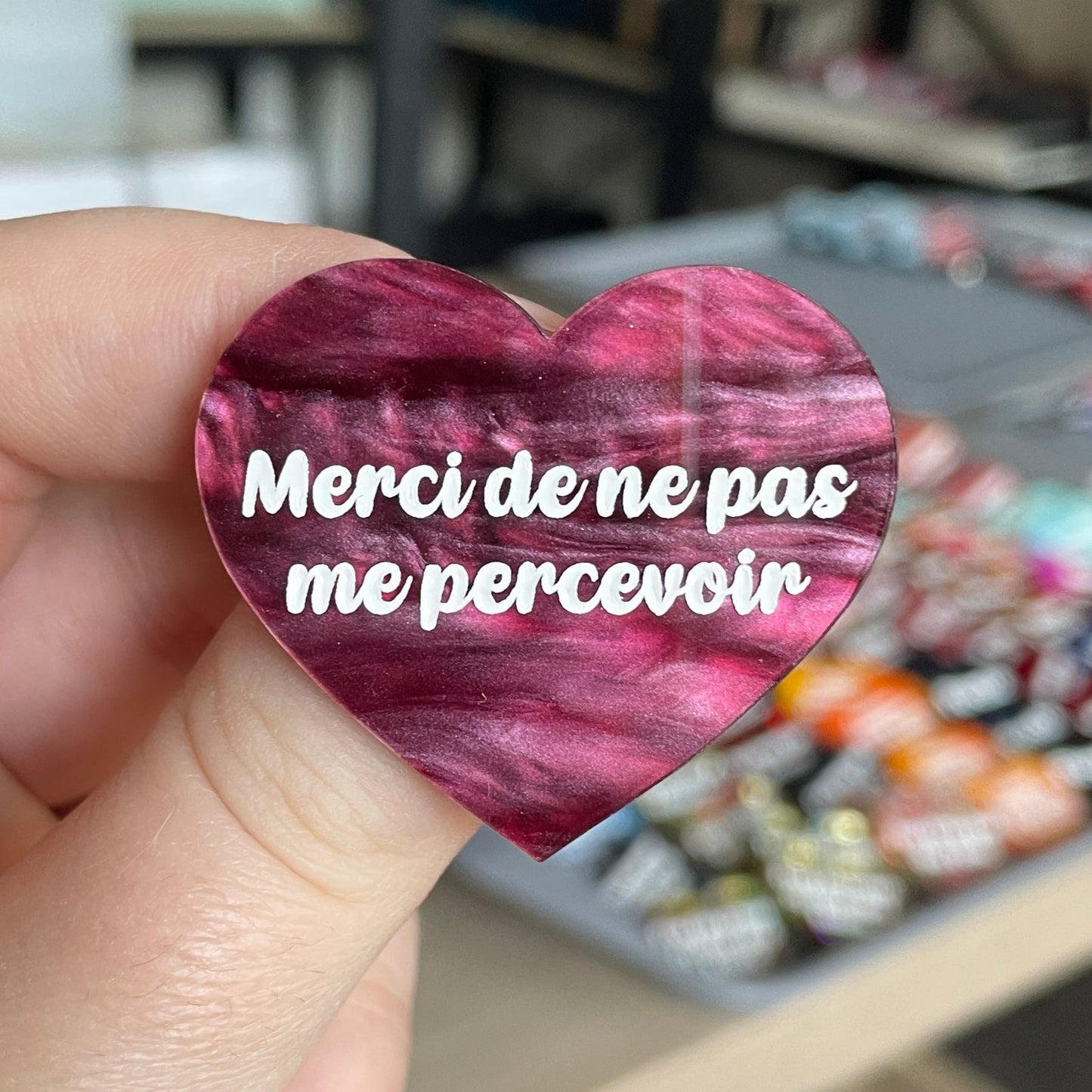 [CONTRÔLE TECHNIQUE] Broche "Merci de ne pas me percevoir" en acrylique marbrée bordeaux