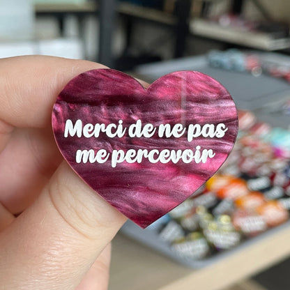 [CONTRÔLE TECHNIQUE] Broche "Merci de ne pas me percevoir" en acrylique marbrée bordeaux