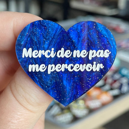 [CONTRÔLE TECHNIQUE] Broche "Merci de ne pas me percevoir" en acrylique marbrée bleue à paillettes