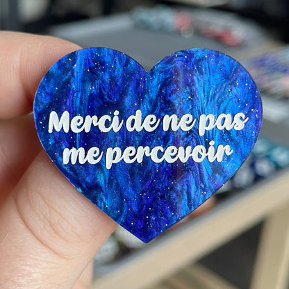 [CONTRÔLE TECHNIQUE] Broche "Merci de ne pas me percevoir" en acrylique marbrée bleue à paillettes
