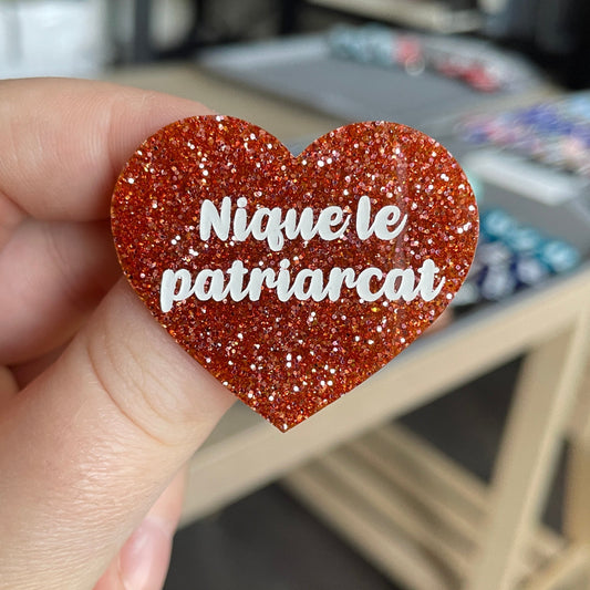 [CONTRÔLE TECHNIQUE] Broche "Nique le patriarcat" en acrylique à paillettes oranges