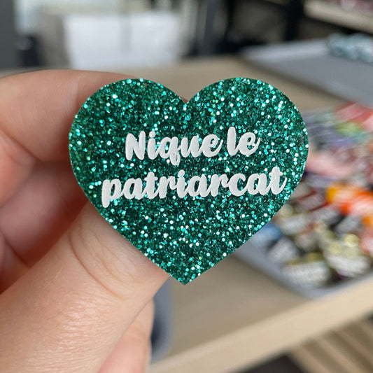 [CONTRÔLE TECHNIQUE] Broche "Nique le patriarcat" en acrylique à paillettes turquoise