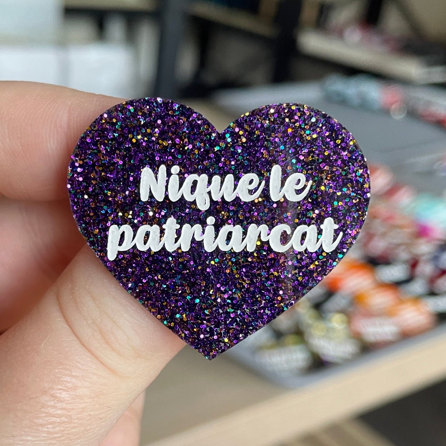[CONTRÔLE TECHNIQUE] Broche "Nique le patriarcat" en acrylique à paillettes violettes et multicolores