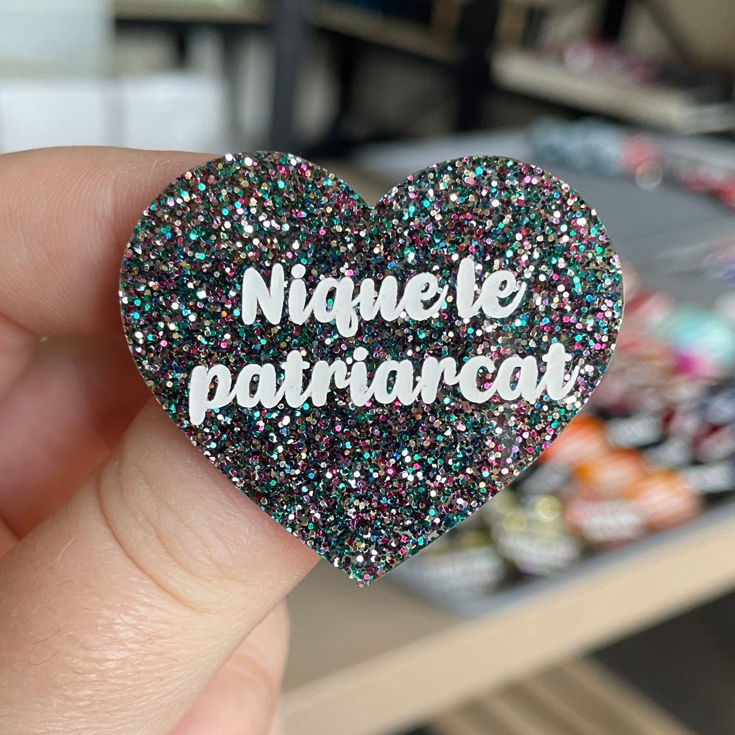 [CONTRÔLE TECHNIQUE] Broche "Nique le patriarcat" en acrylique à paillettes multicolores