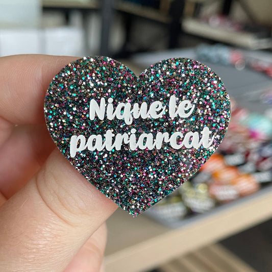 [CONTRÔLE TECHNIQUE] Broche "Nique le patriarcat" en acrylique à paillettes multicolores