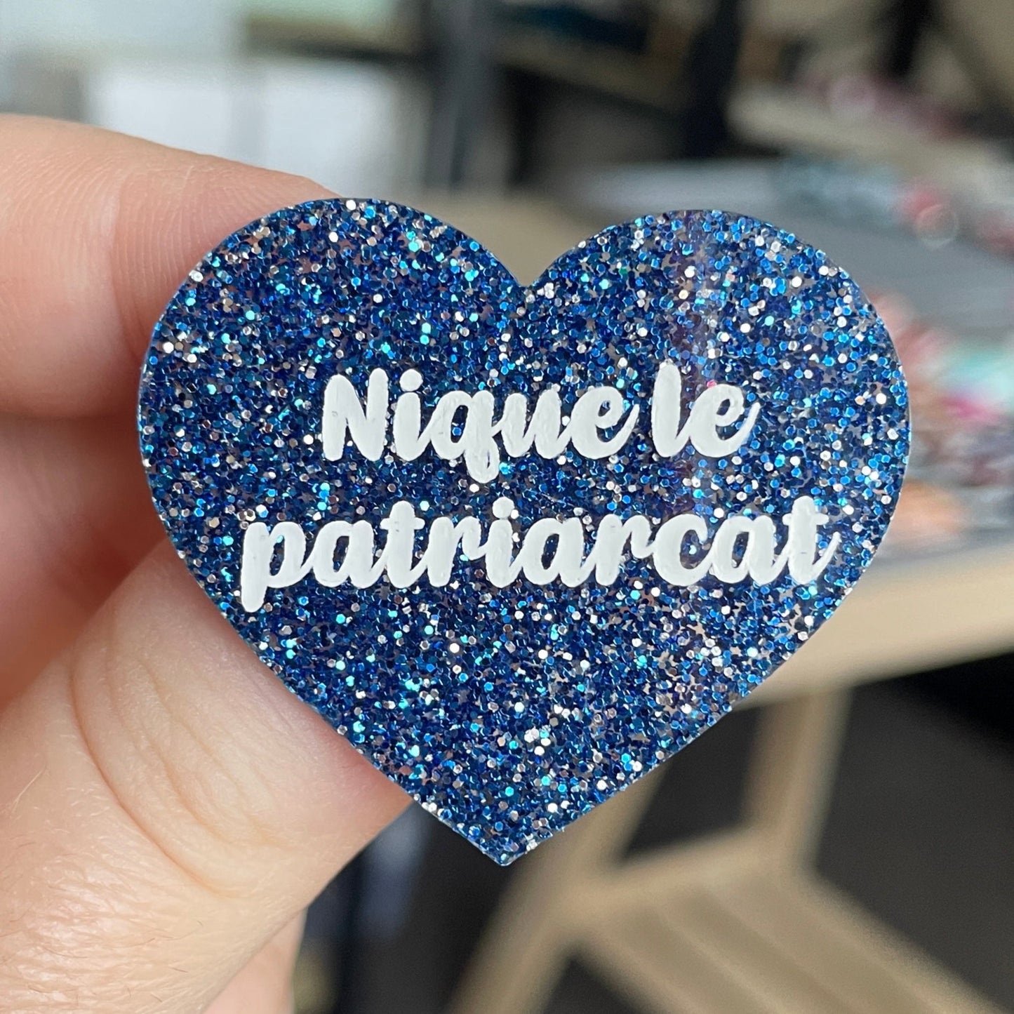 [CONTRÔLE TECHNIQUE] Broche "Nique le patriarcat" en acrylique à paillettes bleues et argentées