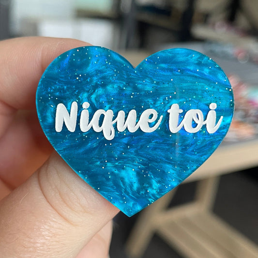 [CONTRÔLE TECHNIQUE] Broche "Nique toi" en acrylique marbrée bleue à paillettes