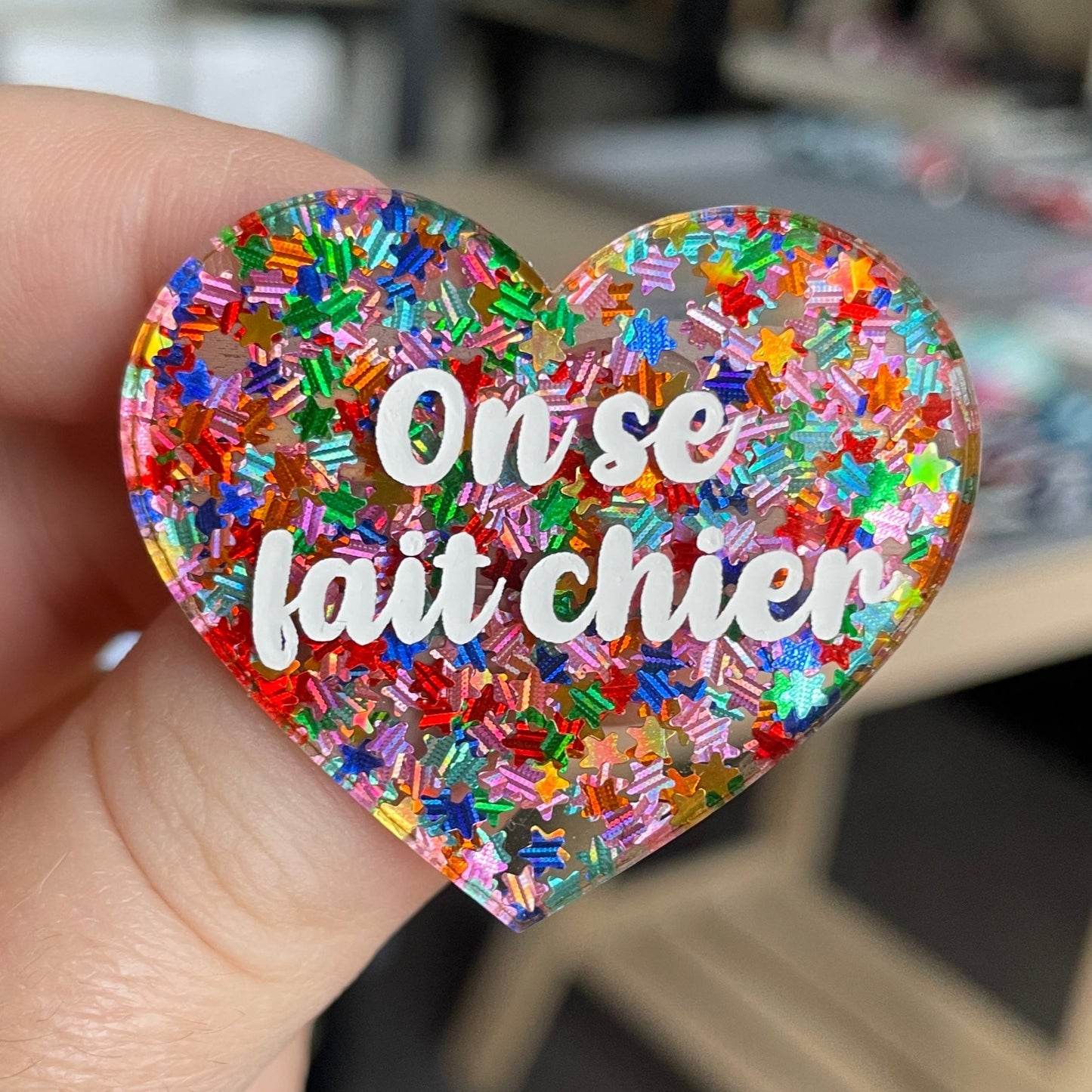 [CONTRÔLE TECHNIQUE] Broche "On se fait chier" en acrylique semi-transparente avec des confettis étoiles multicolores