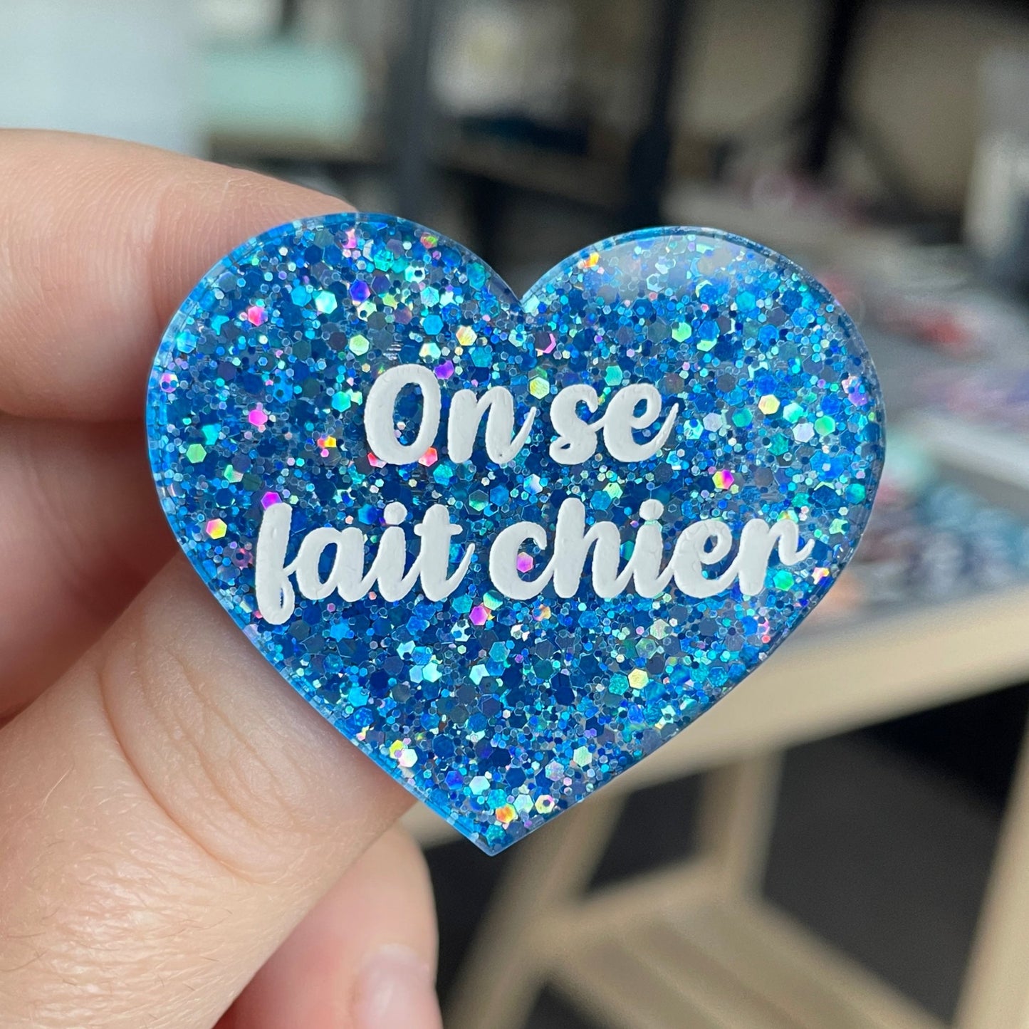 [CONTRÔLE TECHNIQUE] Broche "On se fait chier" en acrylique à paillettes bleues