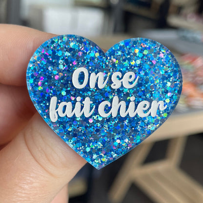 [CONTRÔLE TECHNIQUE] Broche "On se fait chier" en acrylique à paillettes bleues