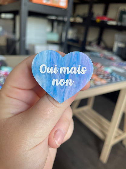 [CONTRÔLE TECHNIQUE] Broche "Oui mais non" en acrylique marbrée bleue, violette et blanche