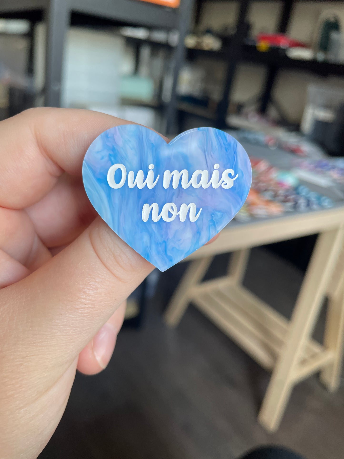 [CONTRÔLE TECHNIQUE] Broche "Oui mais non" en acrylique marbrée bleue, violette et blanche