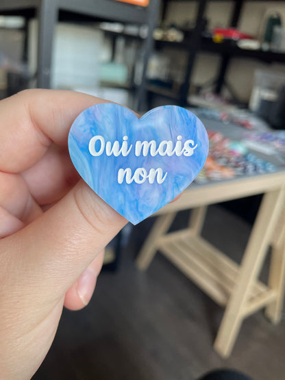 [CONTRÔLE TECHNIQUE] Broche "Oui mais non" en acrylique marbrée bleue, violette et blanche