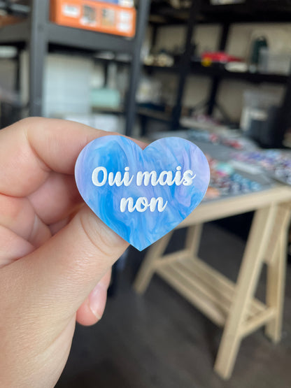 [CONTRÔLE TECHNIQUE] Broche "Oui mais non" en acrylique marbrée bleue, violette et blanche