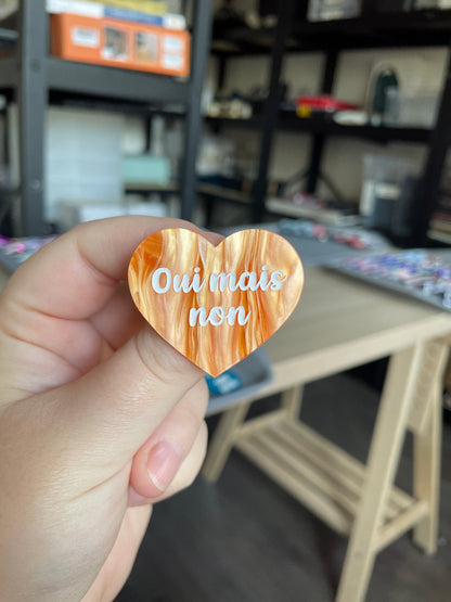 [CONTRÔLE TECHNIQUE] Broche "Oui mais non" en acrylique marbrée orange