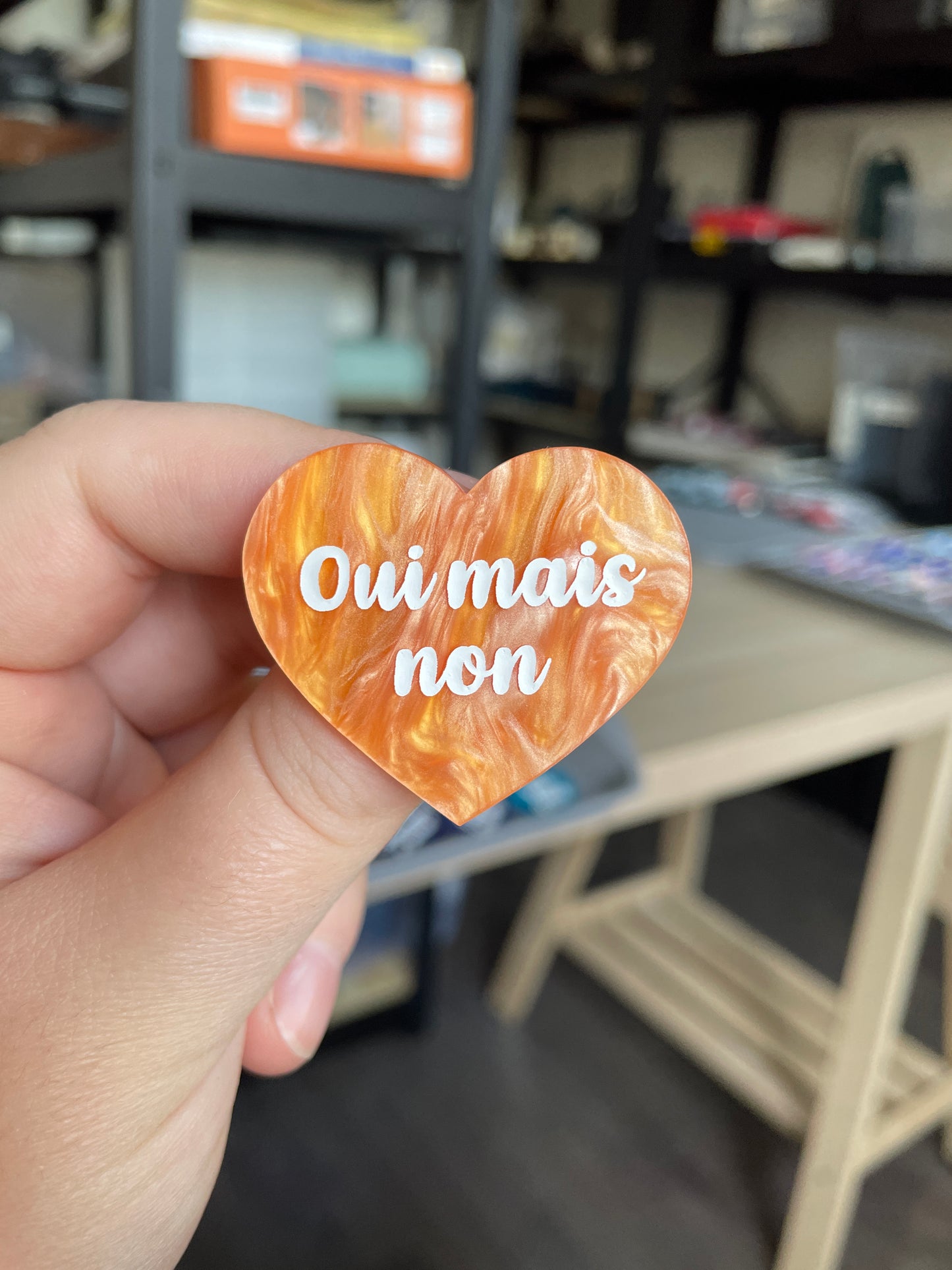 [CONTRÔLE TECHNIQUE] Broche "Oui mais non" en acrylique marbrée orange