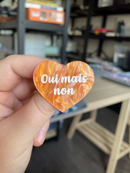 [CONTRÔLE TECHNIQUE] Broche "Oui mais non" en acrylique marbrée orange