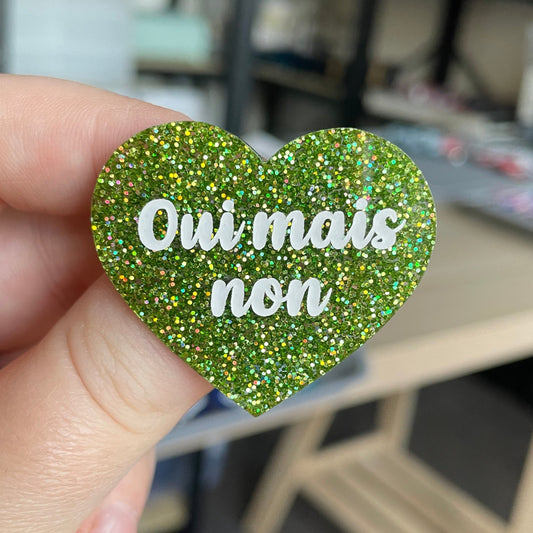 [CONTRÔLE TECHNIQUE] Broche "Oui mais non" en acrylique à paillettes vertes