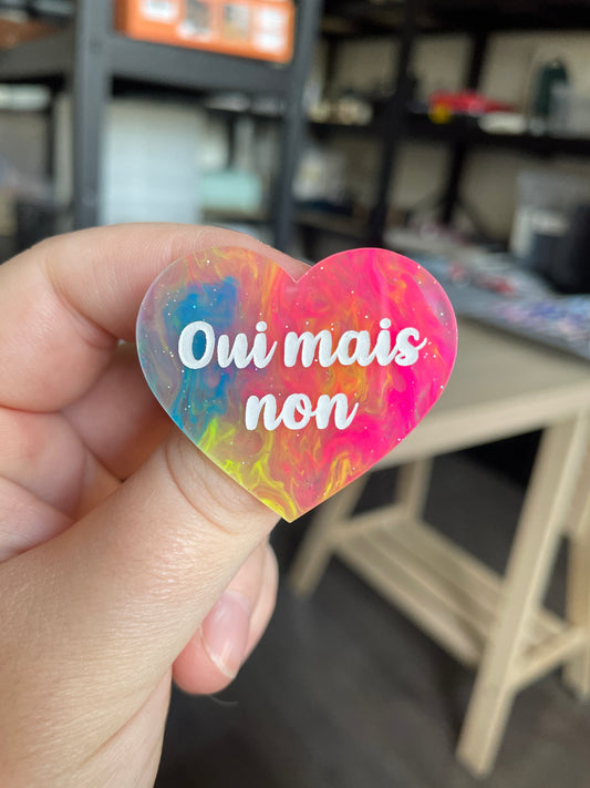 [CONTRÔLE TECHNIQUE] Broche "Oui mais non" en acrylique marbrée semi-transparente multicolores