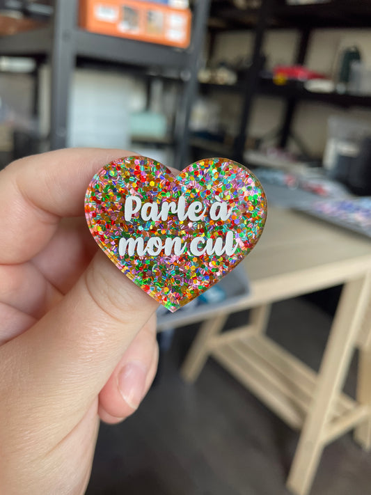 [CONTRÔLE TECHNIQUE] Broche "Parle à mon cul" en acrylique avec des pois multicolores