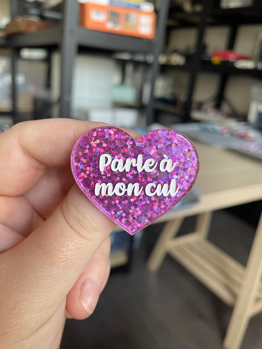 [CONTRÔLE TECHNIQUE] Broche "Parle à mon cul" en acrylique à paillettes violettes