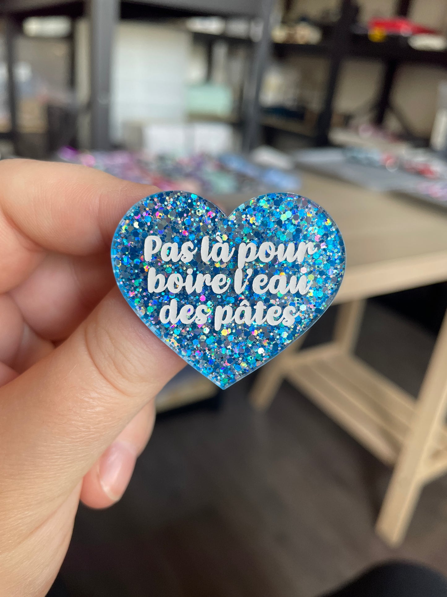 [CONTRÔLE TECHNIQUE] Broche "Pas là pour boire l'eau des pâtes" en acrylique à paillettes bleues