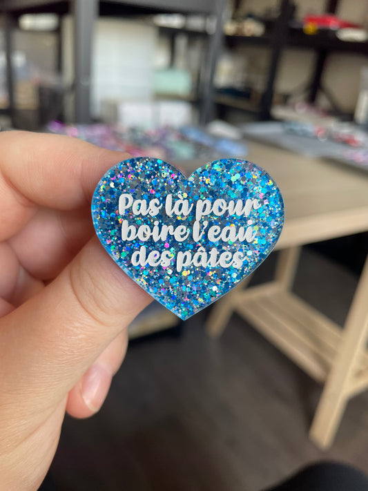 [CONTRÔLE TECHNIQUE] Broche "Pas là pour boire l'eau des pâtes" en acrylique à paillettes bleues