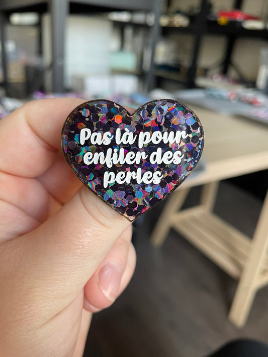[CONTRÔLE TECHNIQUE] Broche "Pas là pour enfiler des perles" en acrylique semi-transparente avec des confettis noirs