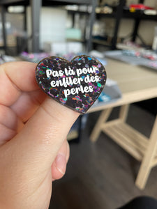 [CONTRÔLE TECHNIQUE] Broche "Pas là pour enfiler des perles" en acrylique semi-transparente avec des confettis noirs