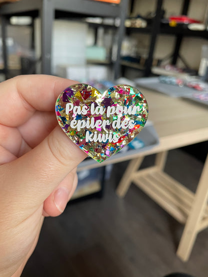 [CONTRÔLE TECHNIQUE] Broche "Pas là pour épiler des kiwis" en acrylique transparente avec des gros confettis jaunes et multicolores